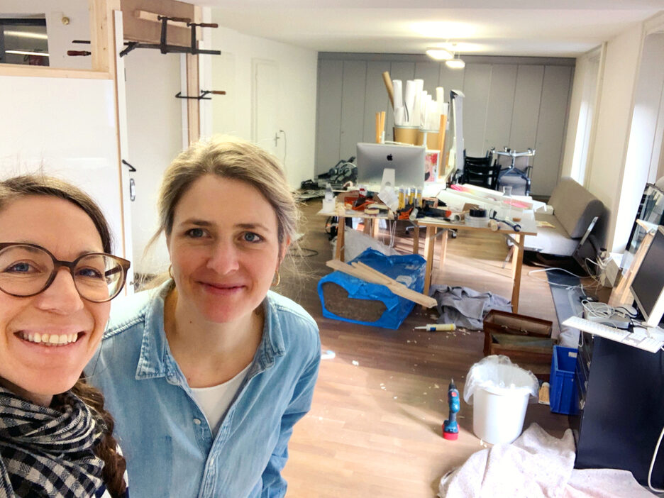 Selina und Robine beim Umbau im Rosenstar Büro